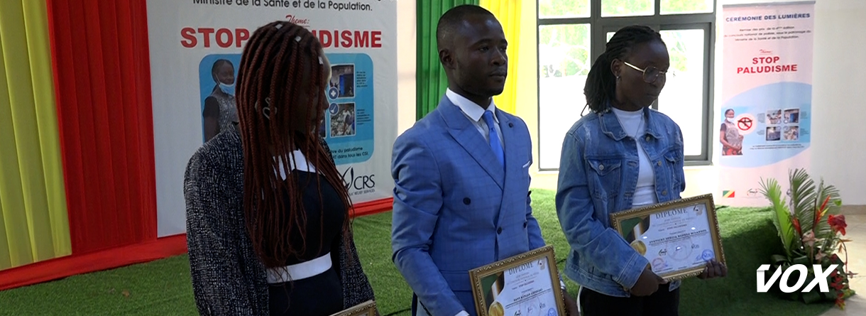 Trois apprenants reçoivent le prix du concours de poésie sur le paludisme
