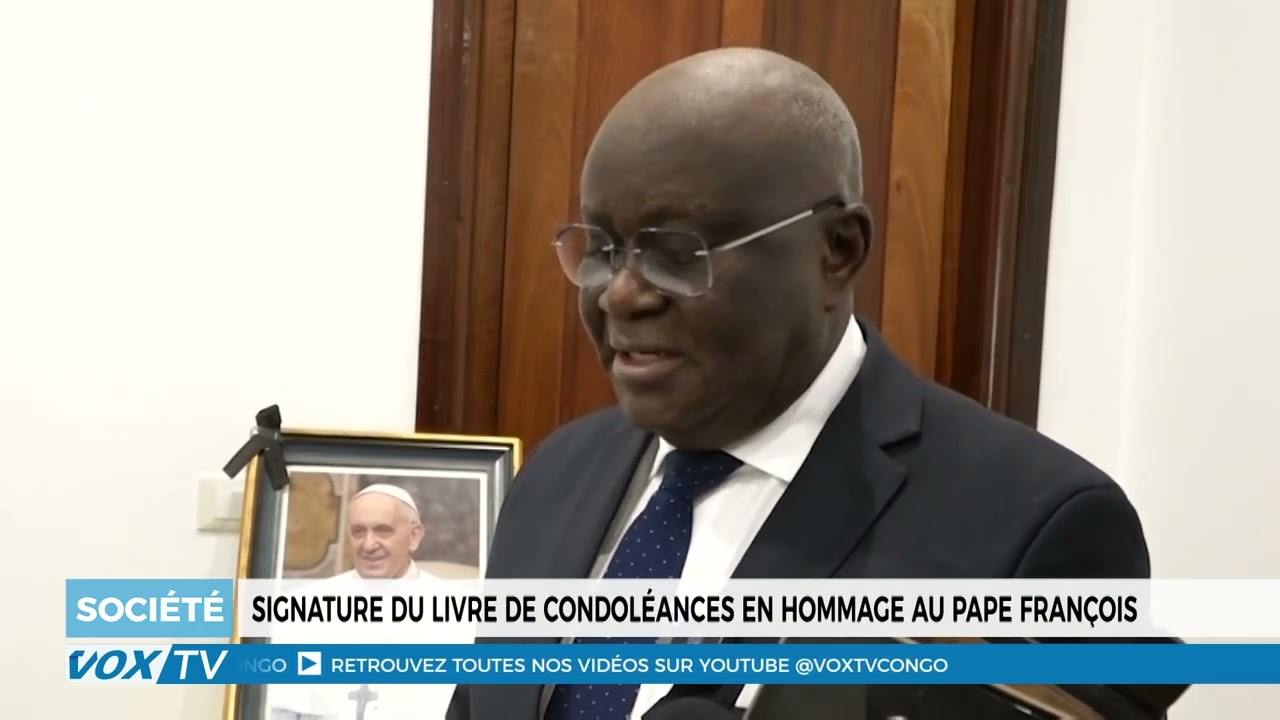 Un moment de recueillement signature du livre de condoléances Pape François