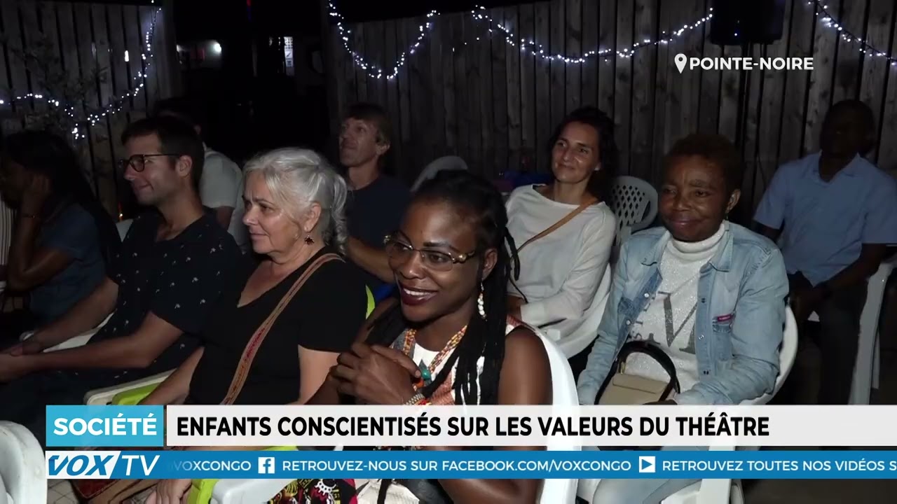 Enfants conscientisés sur les valeurs du théatre