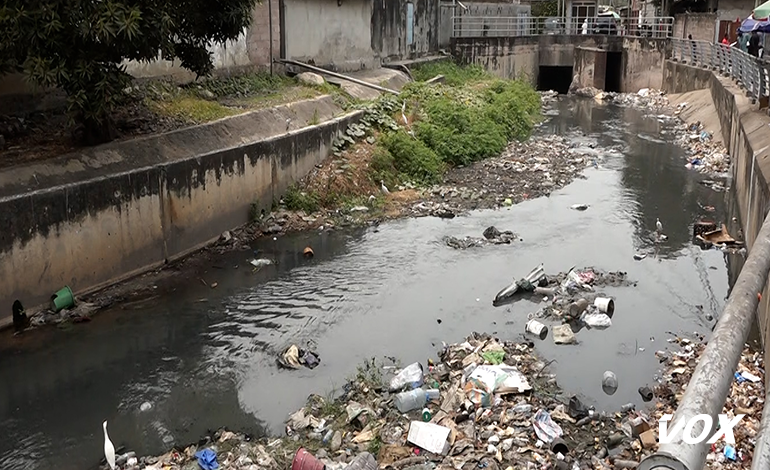 La population continue à jeter les ordures dans les grands collecteurs