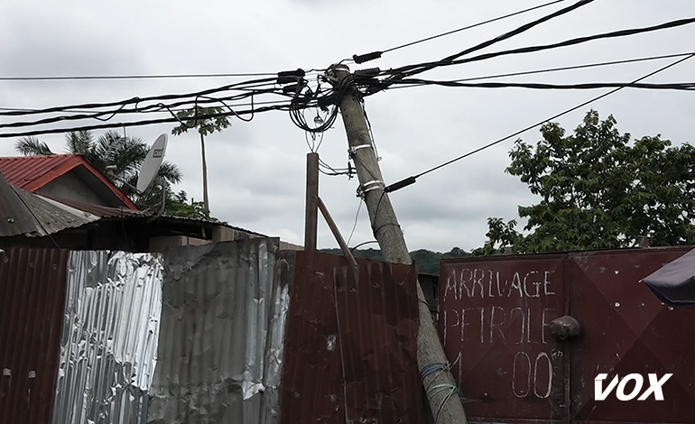 Un poteau électrique endommagé expose les habitants de Mikalou 2 aux risques d&rsquo;électrocution