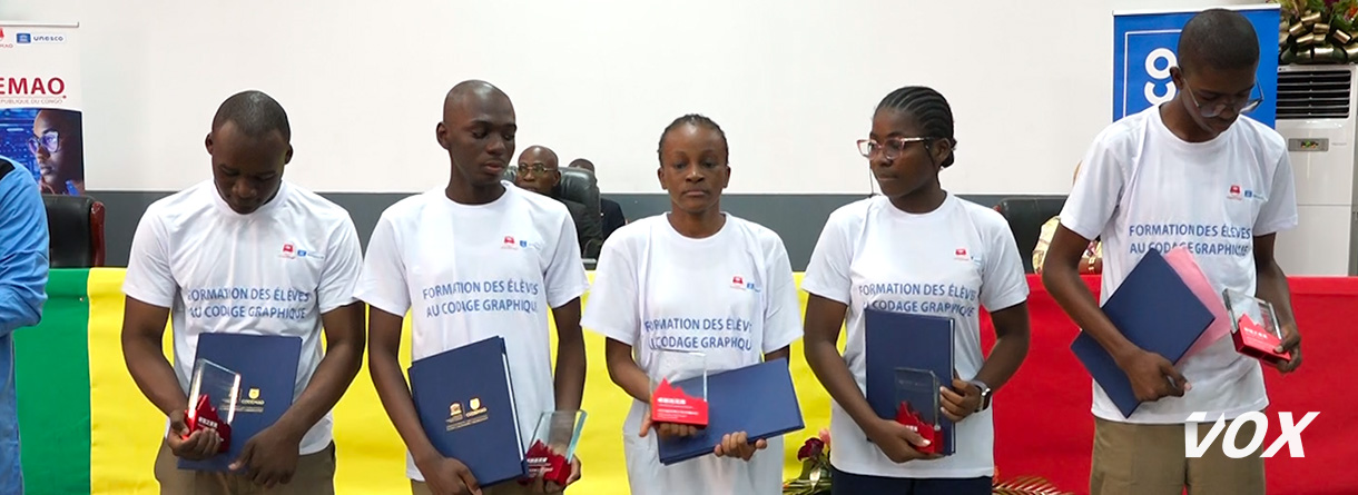 Cinq élèves équipés de tablettes Oppo par le projet CODEMAO de l’UNESCO