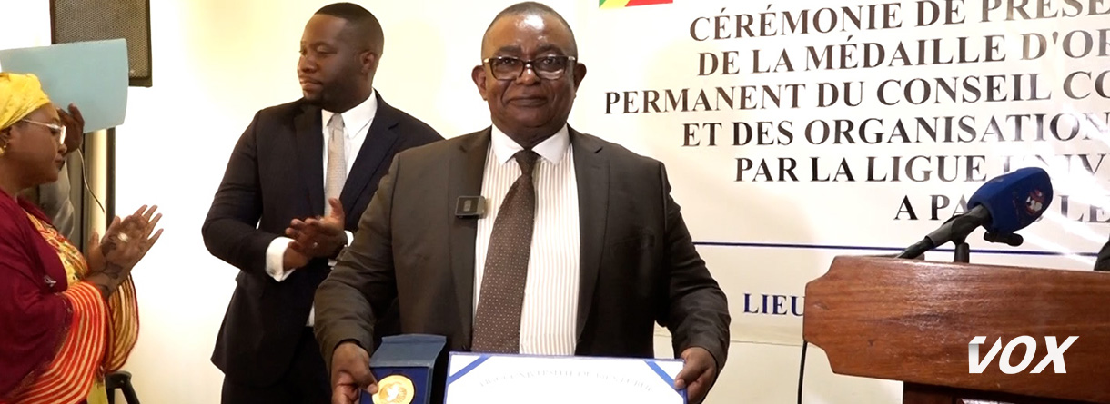 Cephas Ewangui présente sa distinction de la Ligue universelle du bien public