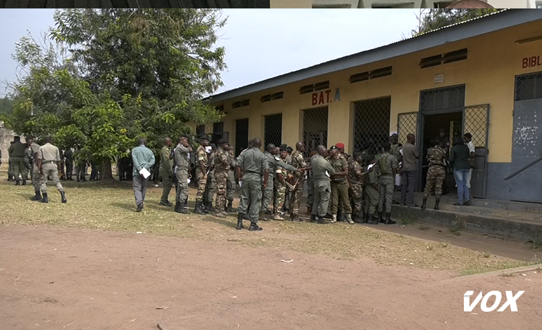Les agents de la force publique en file indienne pour accomplir leur devoir civique
