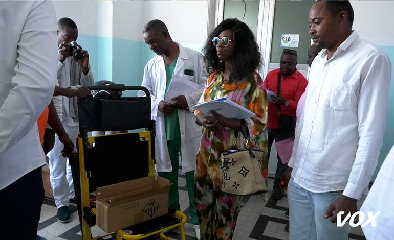 Don d’une chaise d’évacuation à l’HGAS par Adent Congo